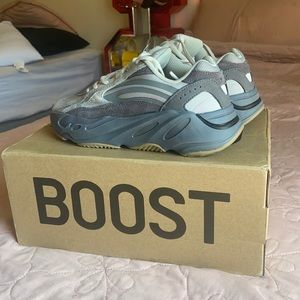 YEEZY BOOST 700 V2 Tephra // size 7 1/2